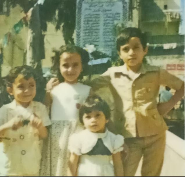 أبناء رياض الآغا الأربعة من دون شقيقهم الأصغر، في غياب والدهم المفقود. (الصورة من ابنته فردوس)
