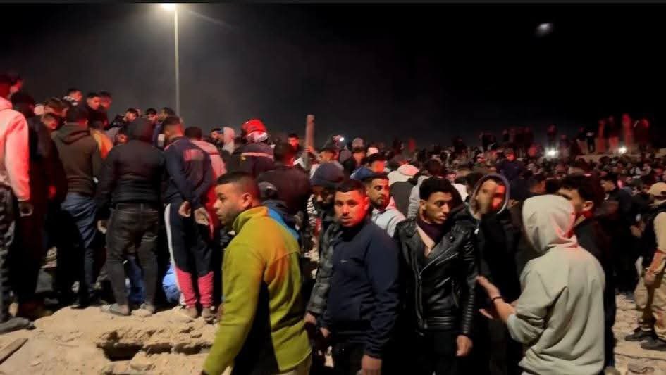 تجمهر السكان في مكان سقوط المبنيين (أكس)