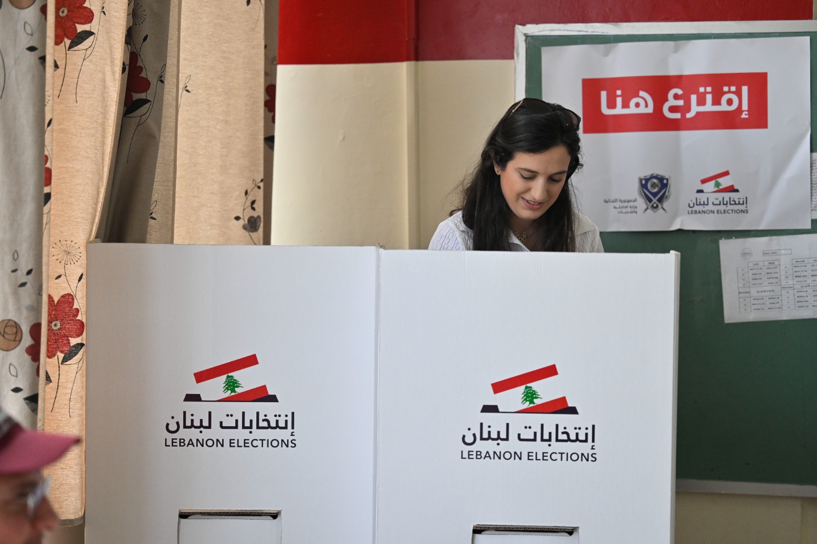 ناخبة تقترع وراء الستار (نبيل إسماعيل)