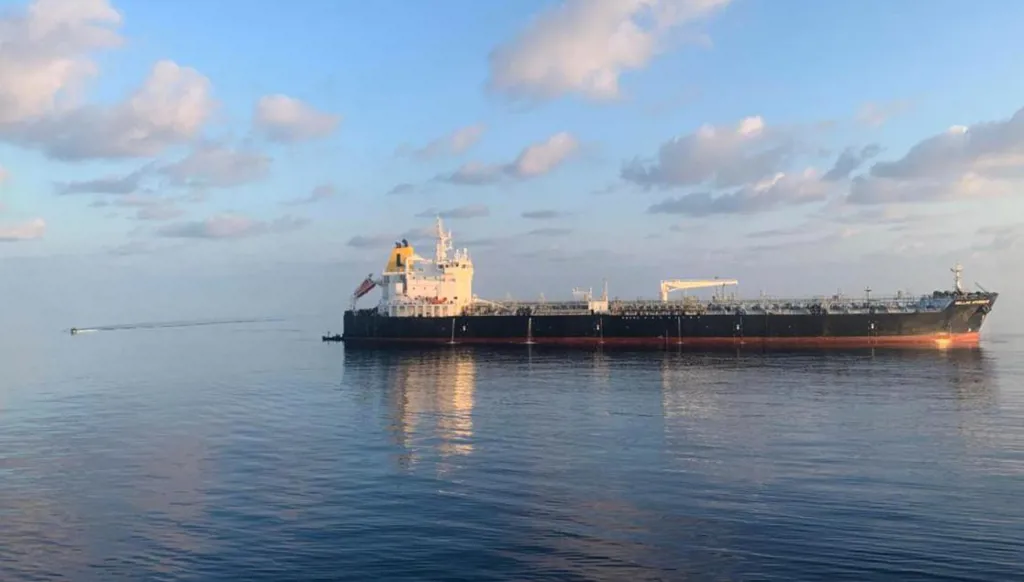 قوة أوروبية تسيطر على "قارب قراصنة" يرفع العلم الإيراني