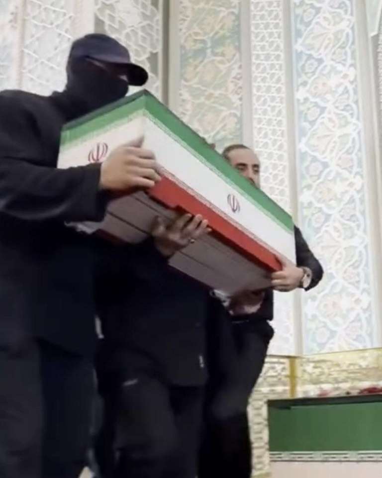 الرجل المقنع الذي ظهر خلال مراسم التشييع