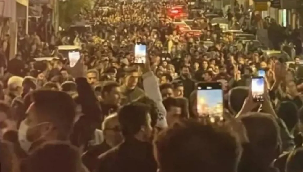 السلطات الإيرانية تقطع الانترنت: إشارة إلى بدء القمع... وموعد تتخوّف منه طهران