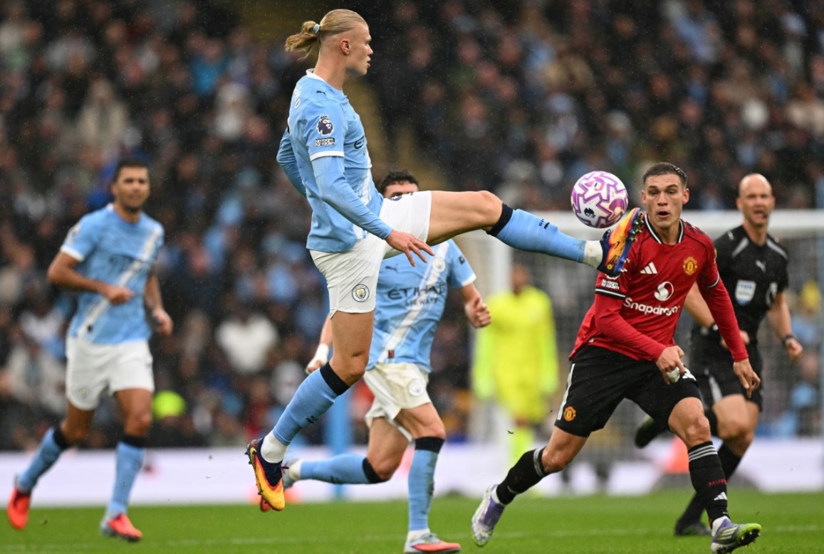 من مباراة سابقة بين مانشستر يونايتد ومانشستر سيتي. (وكالات)