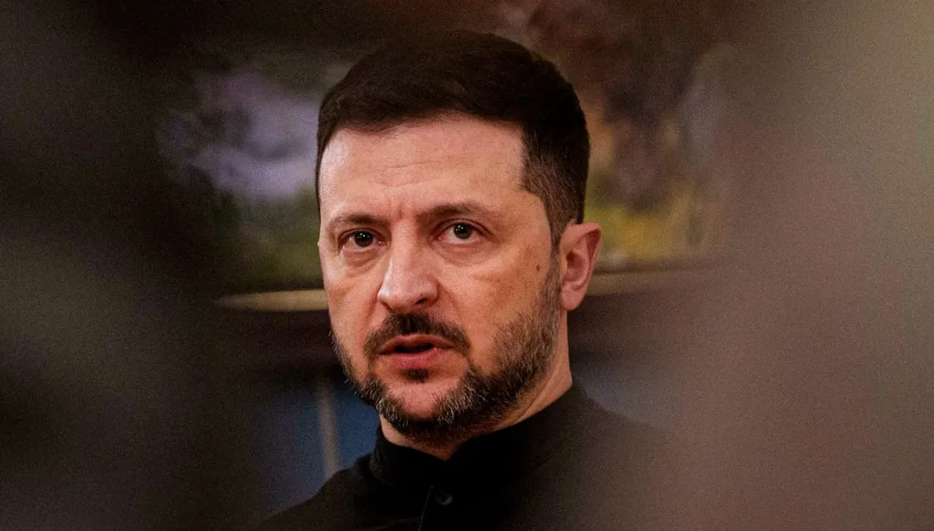 خضوع أم خداع... لماذا قبِل زيلينسكي بالانتخابات؟
