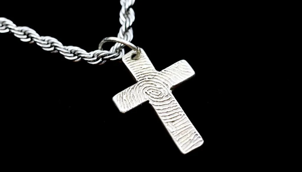 اكتشاف أثري مذهل: هيكل عظمي يرتدي تميمة قد تعيد كتابة تاريخ المسيحية