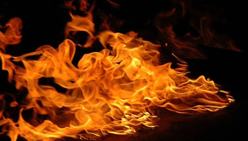 داخل منزلها في مصر... أشعلَت النار بنفسها!