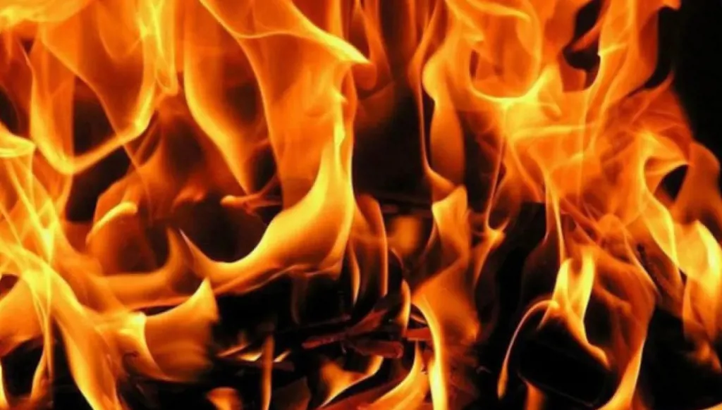 خلاف يتحوّل إلى كارثة... ألقوا البنزين عليه وأحرقوه!