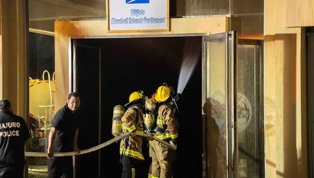  رجال الاطفاء يخمدون النيران في مبنى برلمان جزر مارشال (أكس)‏