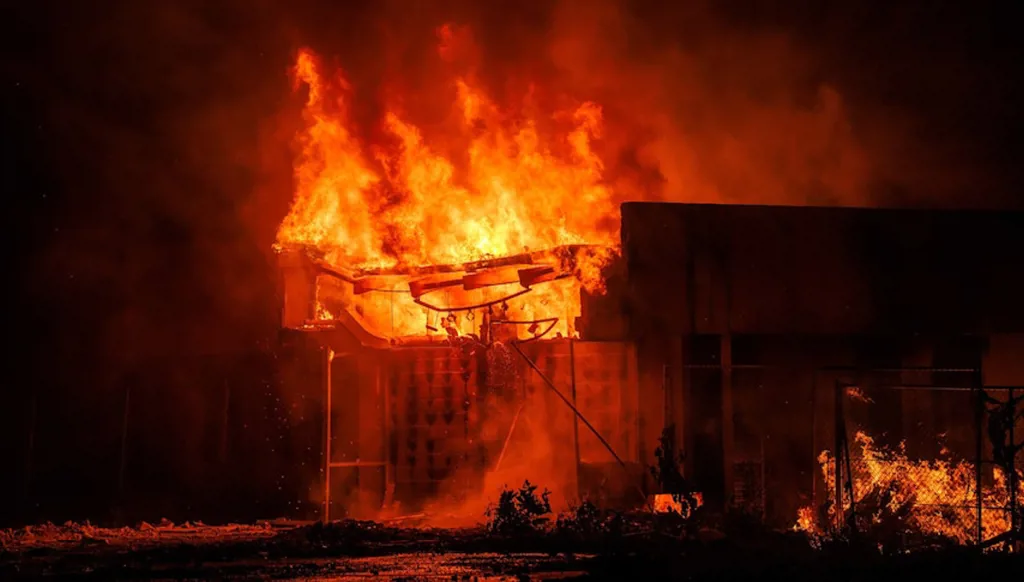 بالصور- حريق يلتهم مبنى برلمان جزر مارشال
