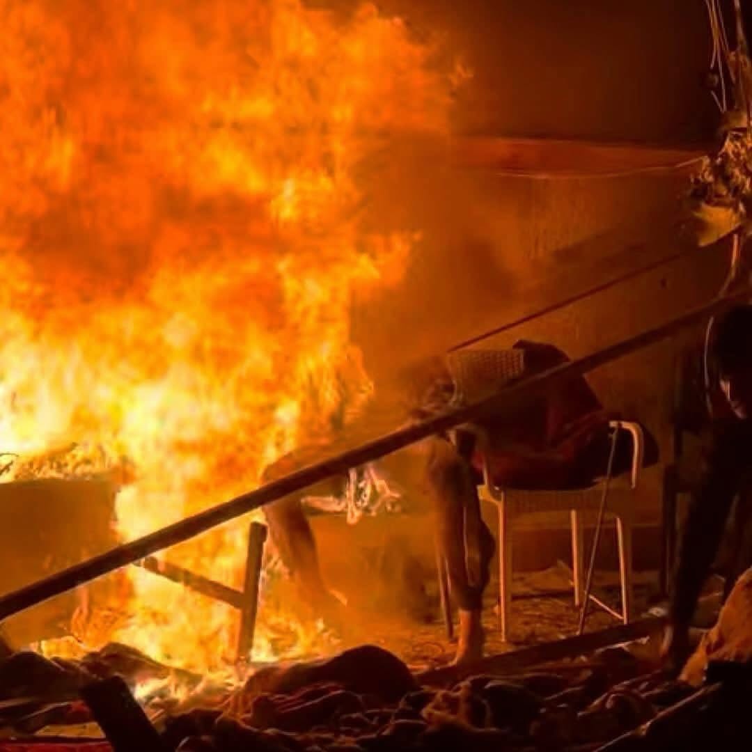 النيران مشتعلة بجسد الصحافي الفلسطيني بعد استهداف إسرائيلي لخيمة مخصصة للصحافيين (أكس)