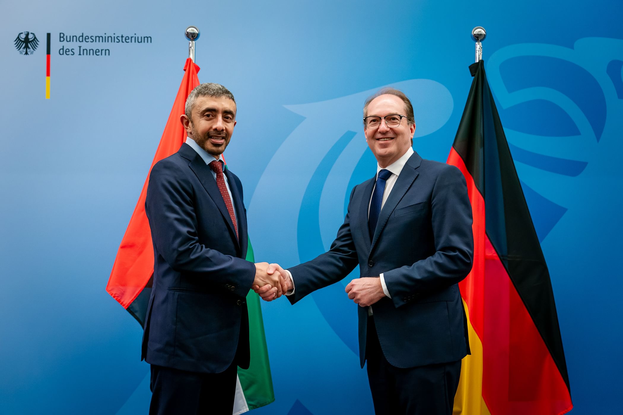  نائب رئيس مجلس الوزراء وزير الخارجية الإماراتي الشيخ عبدالله بن زايد آل نهيان ووزير الداخلية الألماني ألكسندر دوبيريندت (وام)