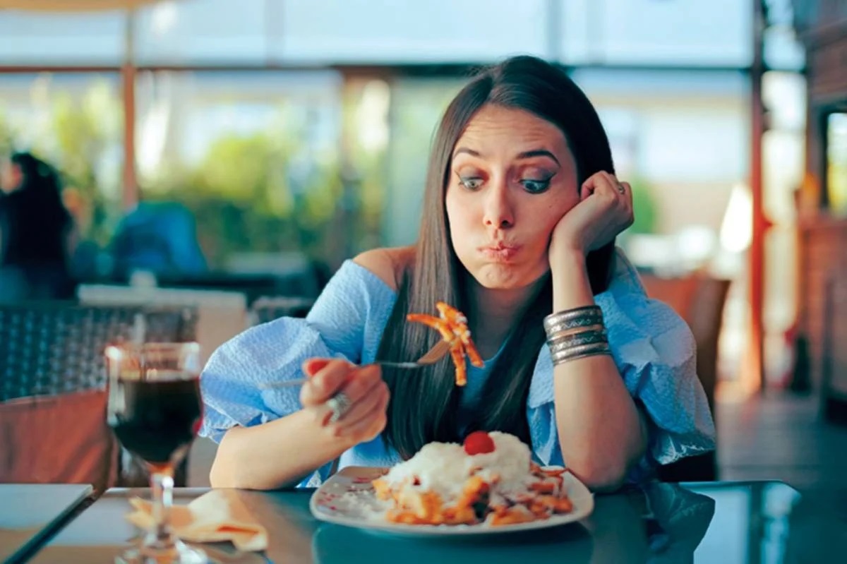 اضطرابات الأكل خطر على صحة المراهقين المتأثرين بالسوشيال ميديا (وكالات)