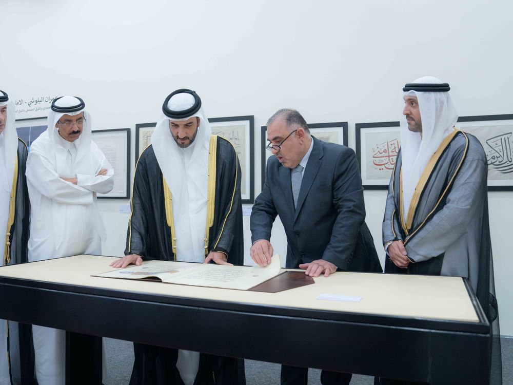 من دورة سابقة لملتقى الشارقة للخط، الذي يجمع فنانين وخطاطين من العالم العربي وخارجه. (الشارقة 24)