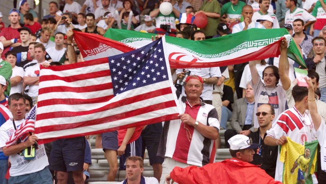 صورة تجمع جماهير أميركية مع إيرانية في مباراة سابقة. (وكالات)