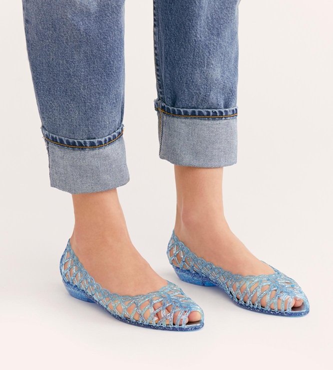 احذية الجيلي الملونة لصيف 2025 (إنستغرام)