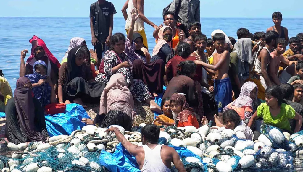 250 شخصاً في عداد المفقودين بعد انقلاب قارب للاجئين في بنغلادش