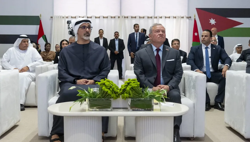  ولي عهد أبوظبي الشيخ خالد بن محمد بن زايد آل نهيان والعاهل الأردني الملك عبدالله الثاني (وام)