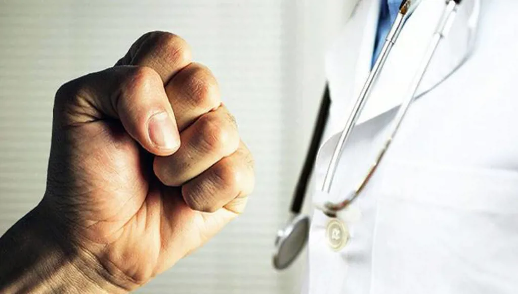 الاعتداء على "طبيب الفقراء" في عدلون… صدمه بسيارته ثم فرّ إلى البحر