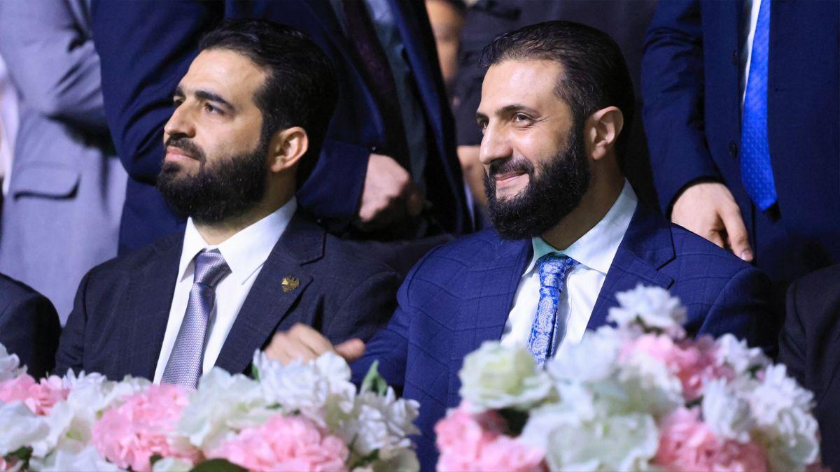 لرئيس السوري أحمد الشرع ووزير الداخلية أنس خطاب. (سانا)