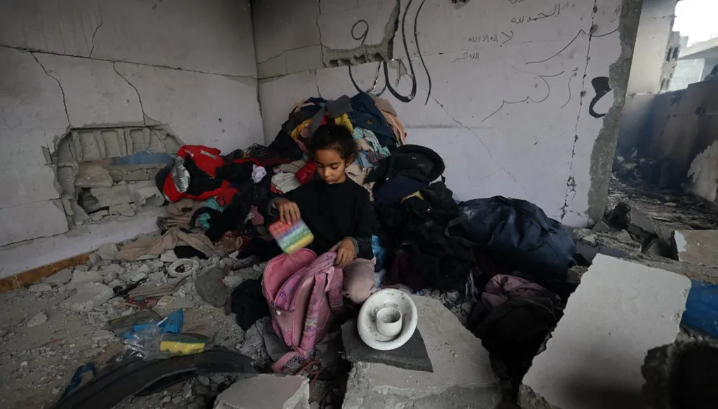 "الوضع يزداد سوءاً"... الأمطار تجتاح وتدمر المخيمات في غزة (فيديو)