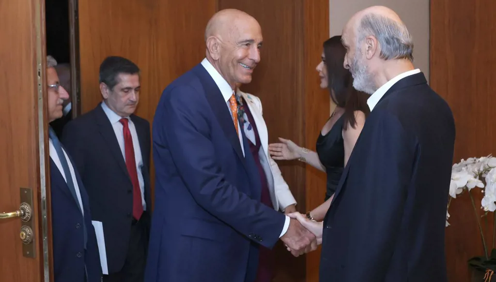 تفاصيل اللقاء الذي جمع توم برّاك وجعجع ليل أمس... الورقة الأميركية حاضرة وكذلك سلاح حزب الله