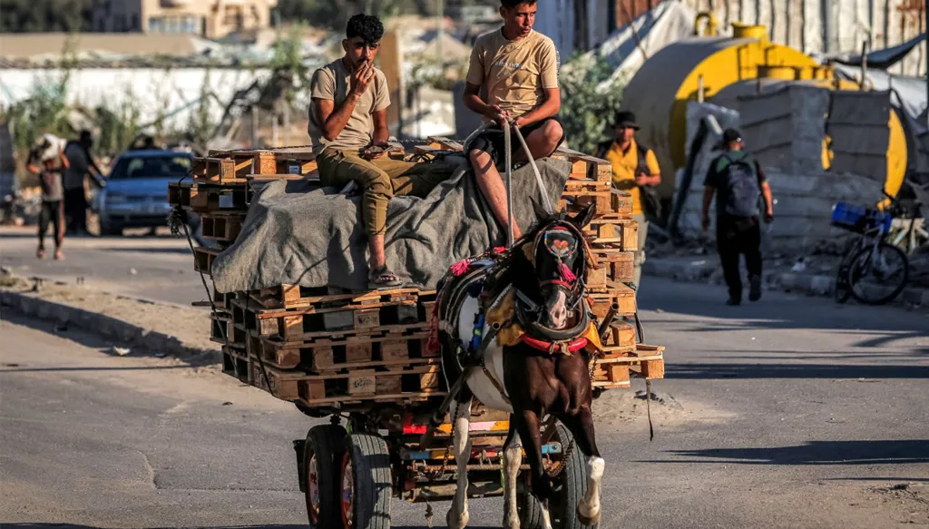 فلسطينيون في غزة. (أ ف ب)