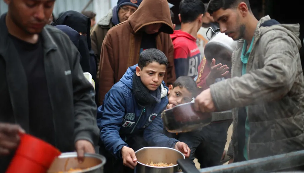 فلسطينيون ينتظرون الحصول على الطعام. (أ ف ب).