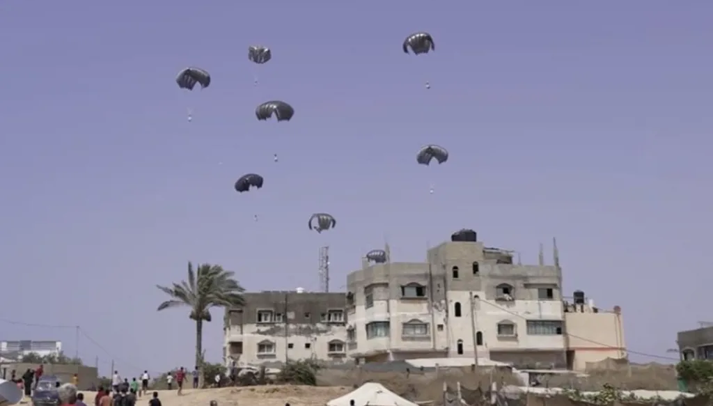 الإمارات والأردن تقودان عملية إسقاط جوي للمساعدات إلى غزة (فيديو)