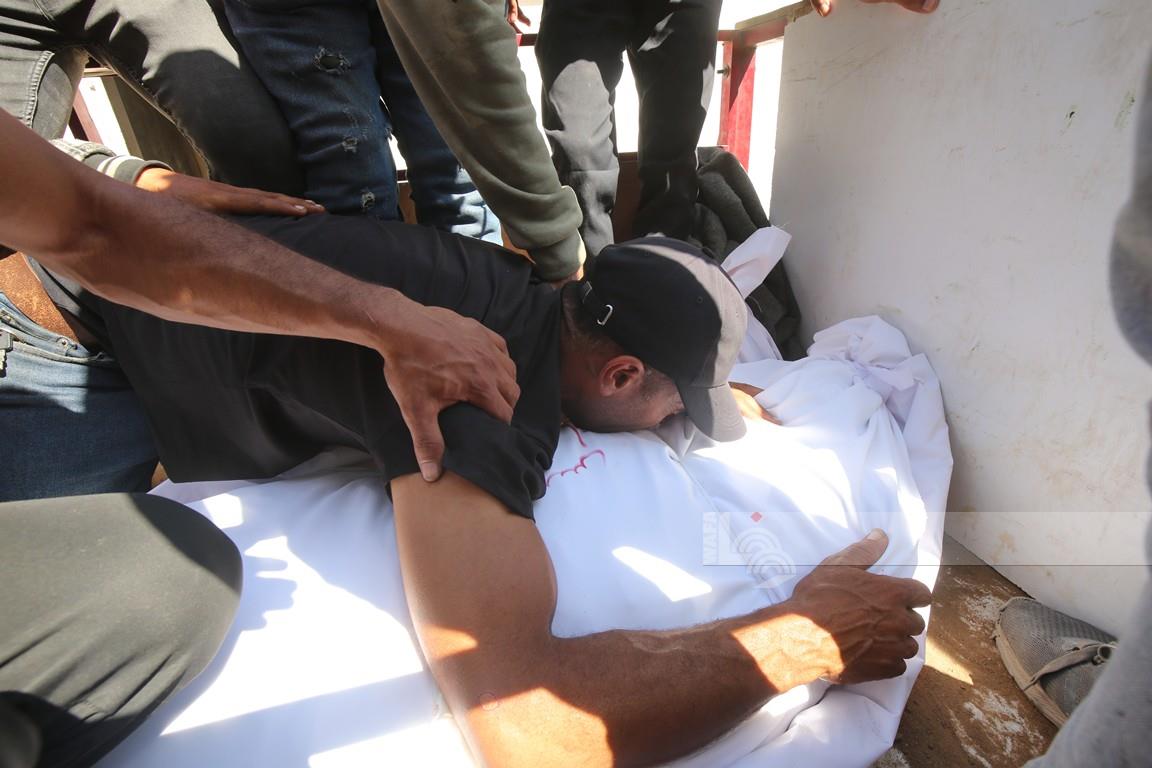 فلسطيني يبكي فوق جثمان أحد ضحايا القصف الإسرائيلي على غزة ‏‏(وكالات)‏