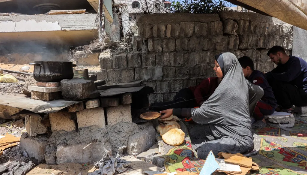 الجوع يُسيطر... سكّان غزة يكافحون لإيجاد كسرة خبز!