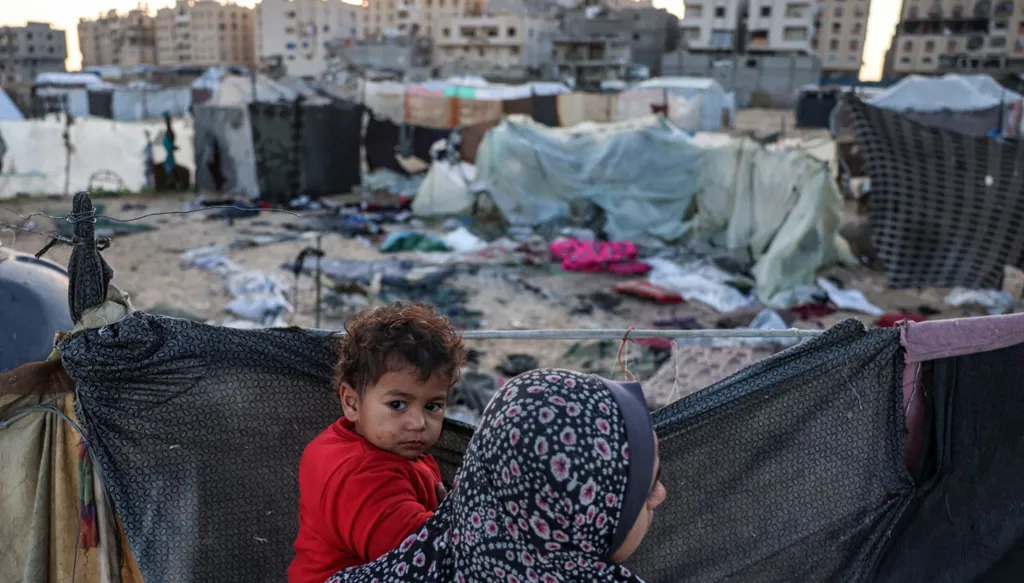 البرد يقتل ممرّضاً داخل خيمته في غزة... وإرشادات للدفاع المدني