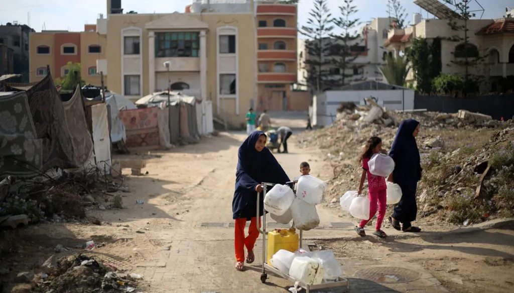 بالتزامن مع مفاوضات الدوحة... إدخال أول شحنة وقود إلى غزة منذ 130 يوماً