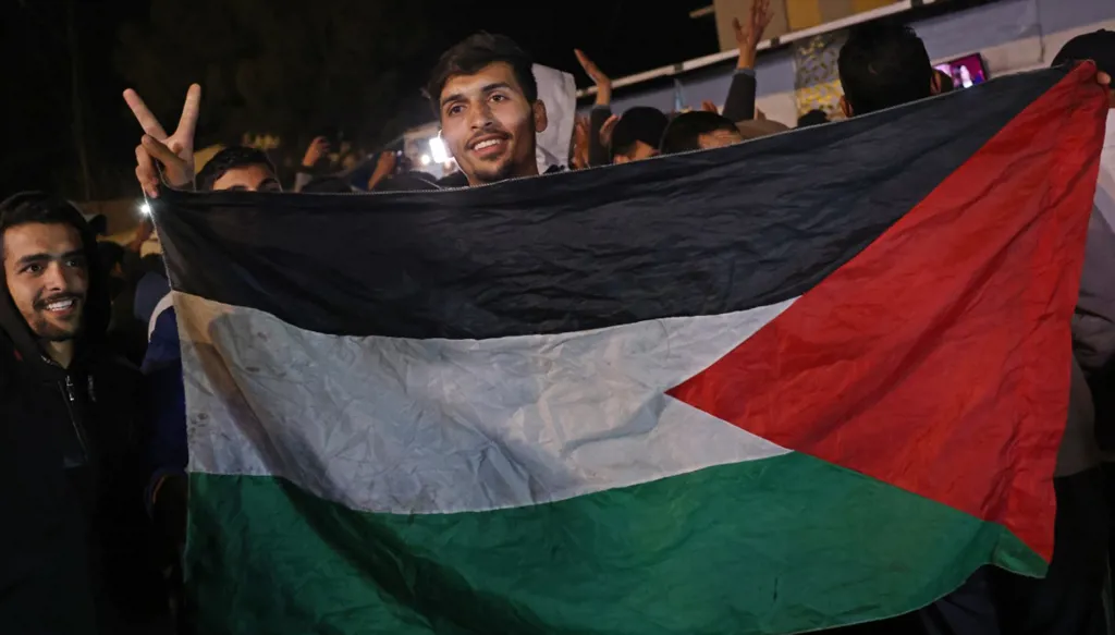 "سنعود للحياة"... فلسطينيو غزة يحتفلون باتّفاق وقف النار (صور)