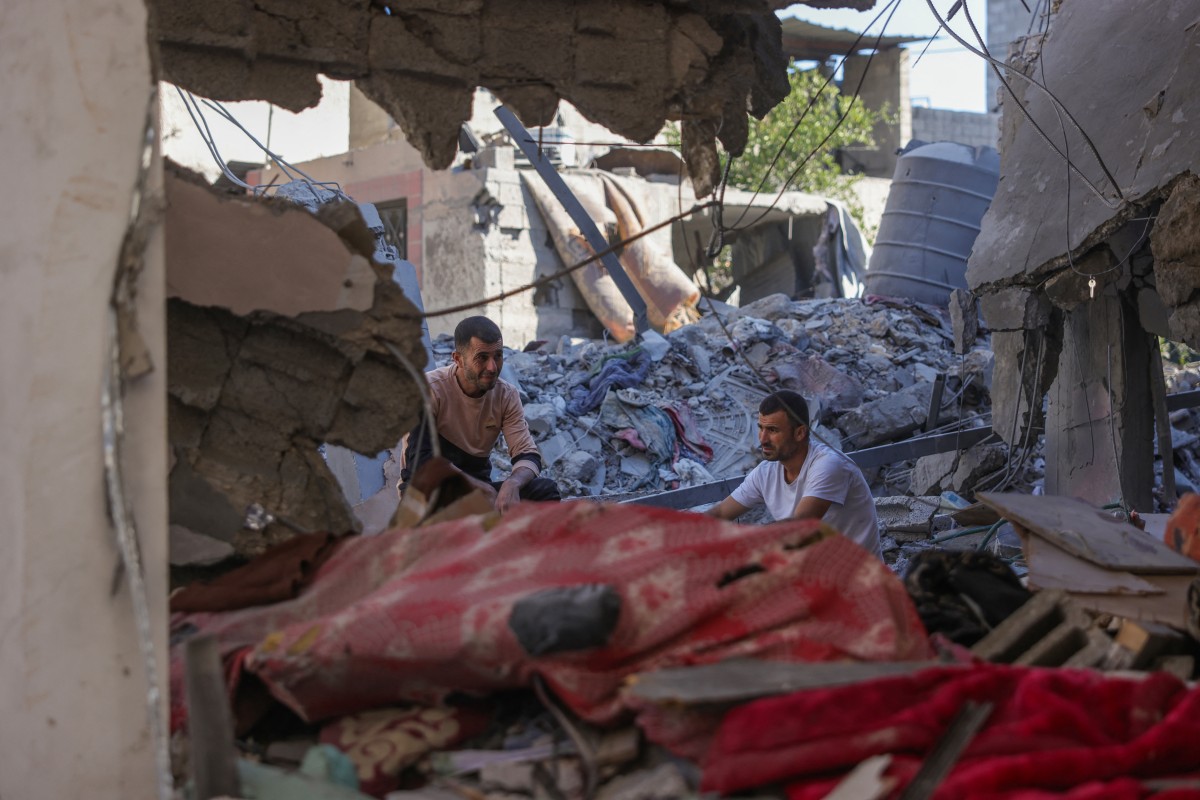 فلسطيني يجلس على أنقاض منزل في غزة (أ ف ب)