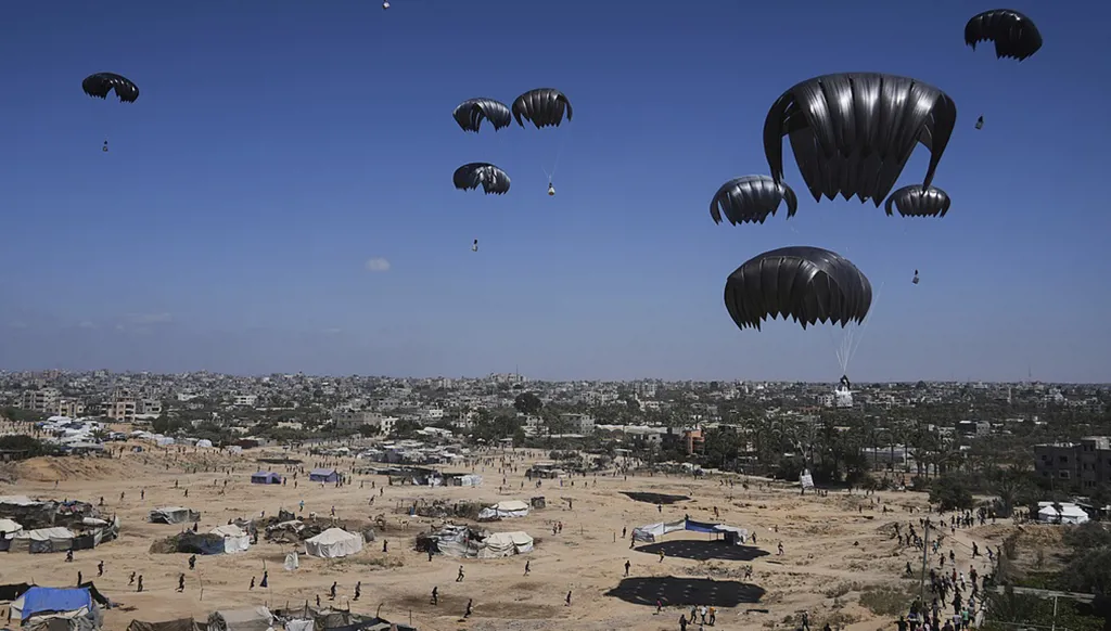 ‏ "خيار غير واقعي"... إدارة ترامب تنتقد الإسقاط الجوي ‏للمساعدات بغزة