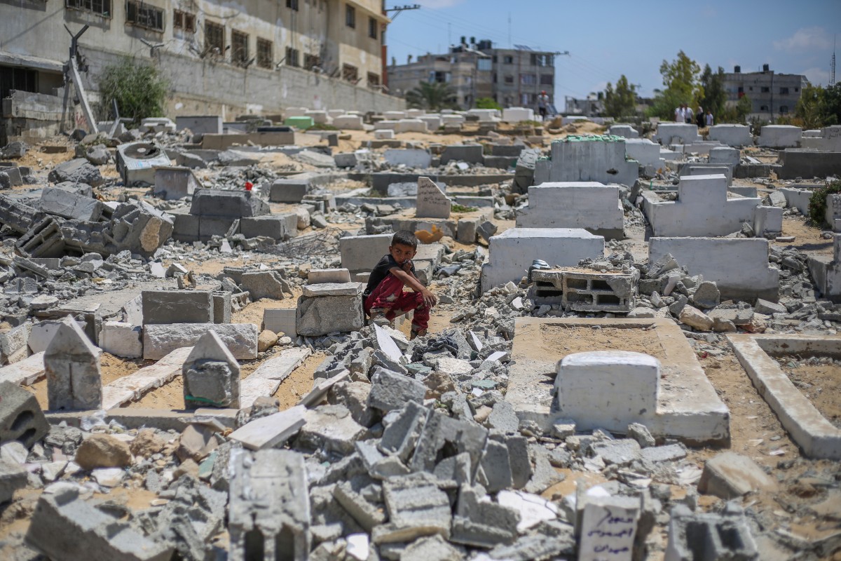 أضرار في مقبرة بغزة جراء القصف الإسرائيلي (أ ف ب)