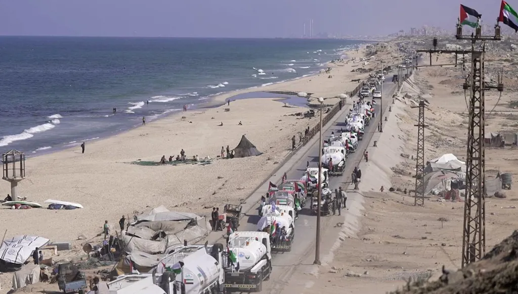 الإمارات تُسيّر أكبر قافلة صهاريج مياه لشمال قطاع غزة... وتقدّم ‏مساعدات للنازحين