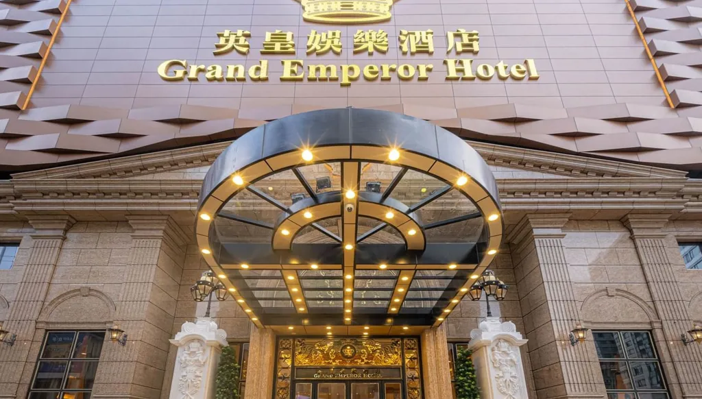 بالصور - فندق يقتلع سبائك ذهبية تُزيّن أرضية مدخله ويبيعها مع ارتفاع أسعار الذهب