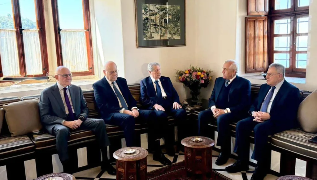 الجميل وسليمان وميقاتي والسنيورة وسلام يدعون لمؤتمر عربي دولي لإنقاذ لبنان