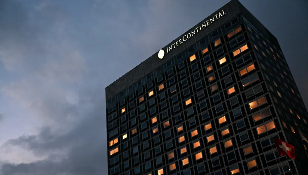 يوم أول "متوتّر" من المفاوضات بشأن أوكرانيا... زيلينسكي: أي حل عادل يجب أن يحفظ سيادتنا