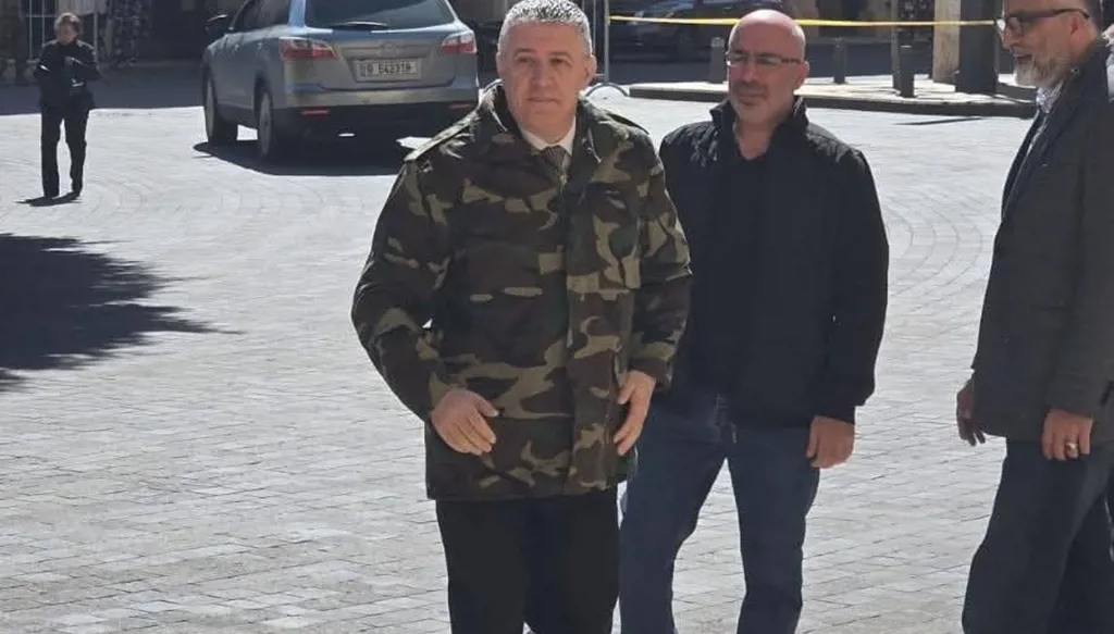 جورج عطالله بسترة عسكرية في مجلس النواب: استهداف الجيش اللبناني ممنوع (فيديو)