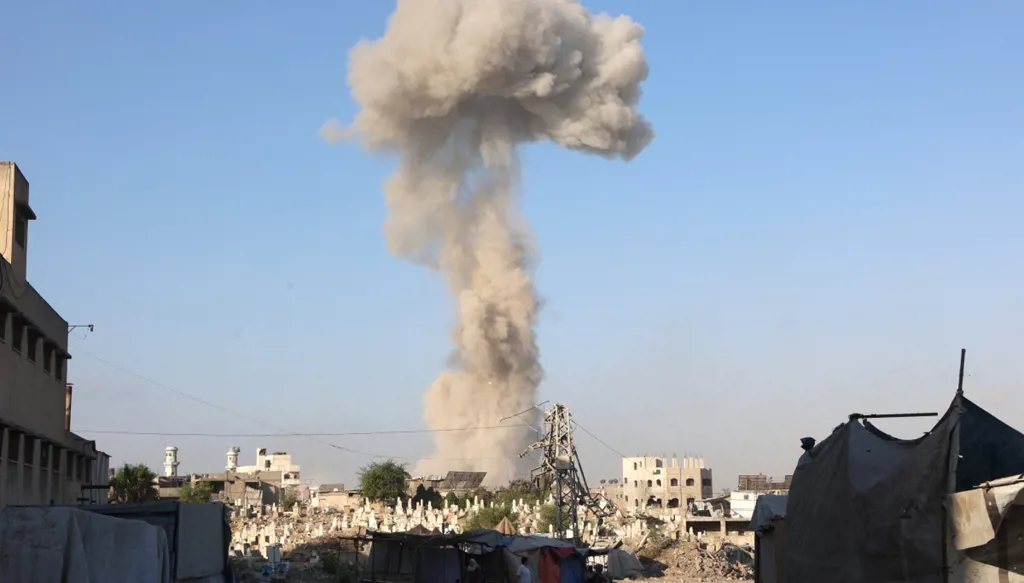 قصف إسرائيلي على حي الزيتون بمدينة غزة (أ ف ب).
