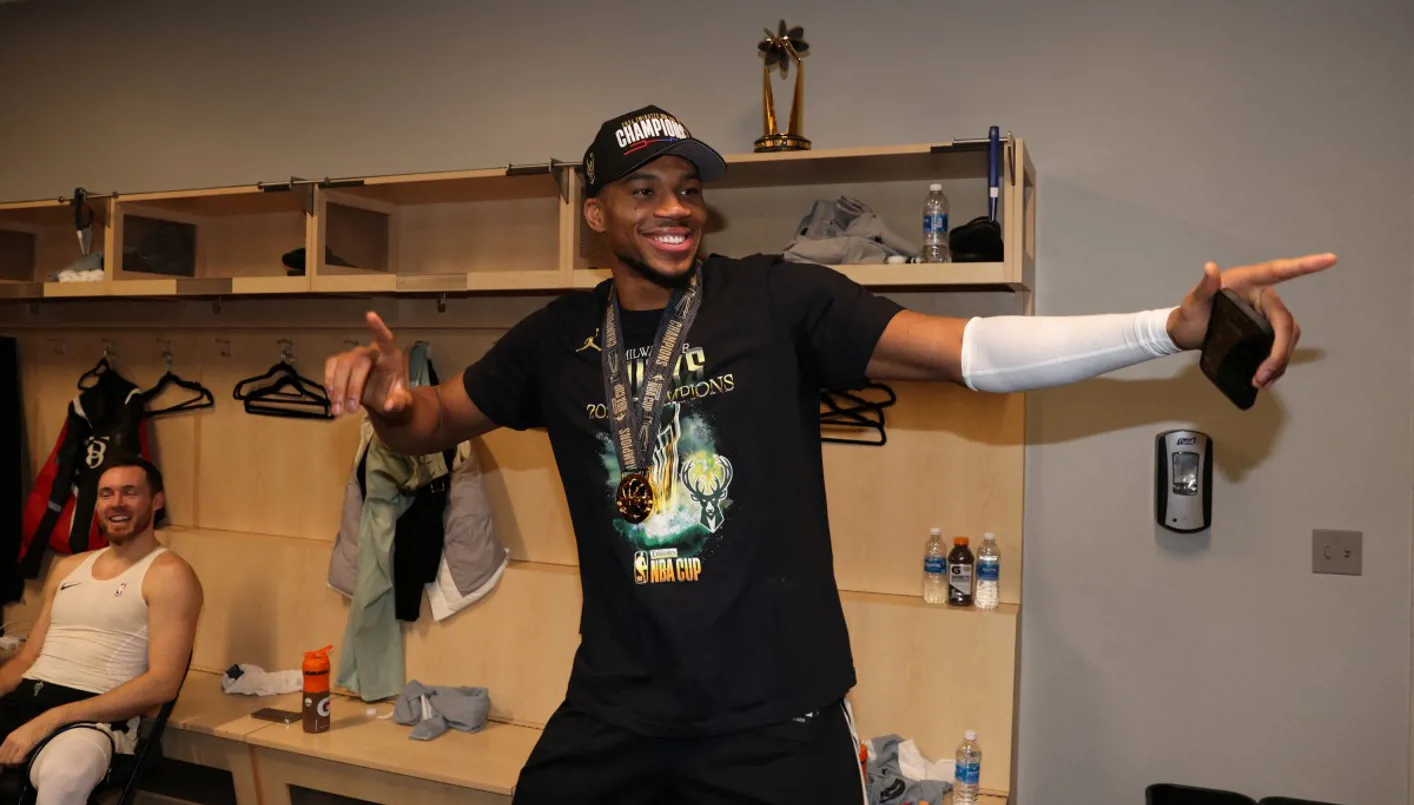 نجم باكس يستخدم جائزة كأس الدوري الأميركي لشراء