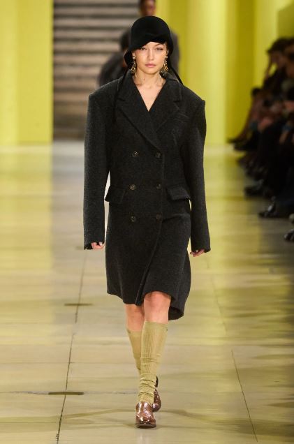 الجوارب الملونة مع احذية لوفر بأسلوب جيجي حديد (انترنت)