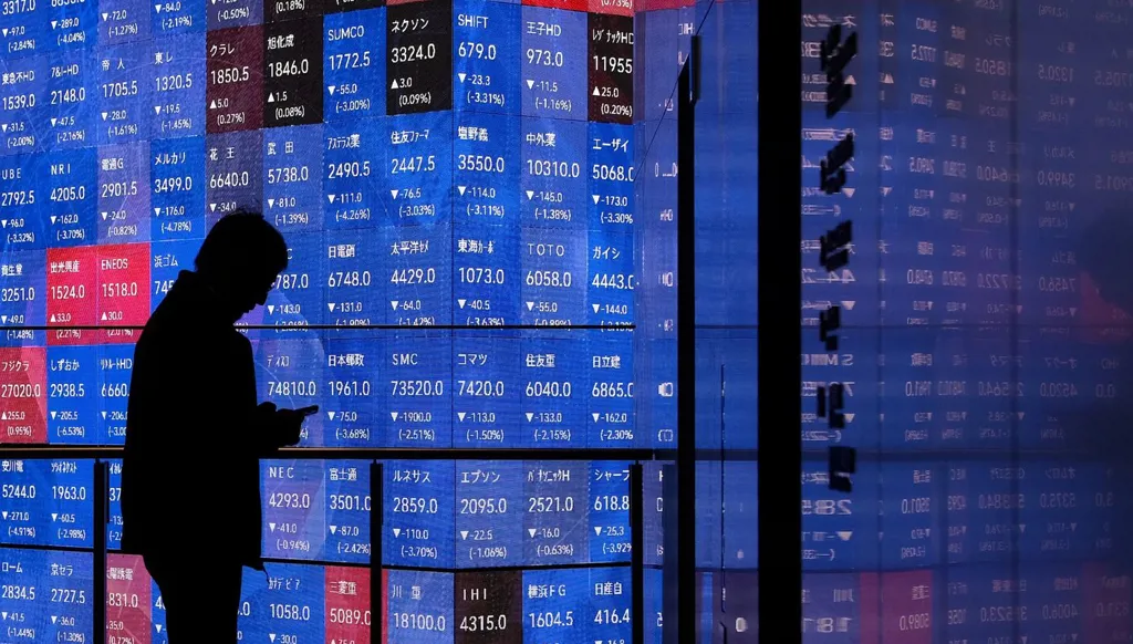 الأسواق الخليجيّة تتباين عند الإغلاق.. مكاسب في الإمارات تقابلها ضغوط في السّعودية والكويت