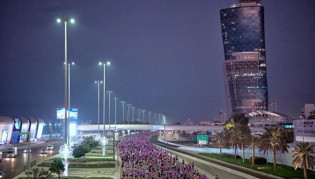 التركي أوزبيلين يتوج بلقب ماراثون أبوظبي 2025 وسط مشاركة قياسية