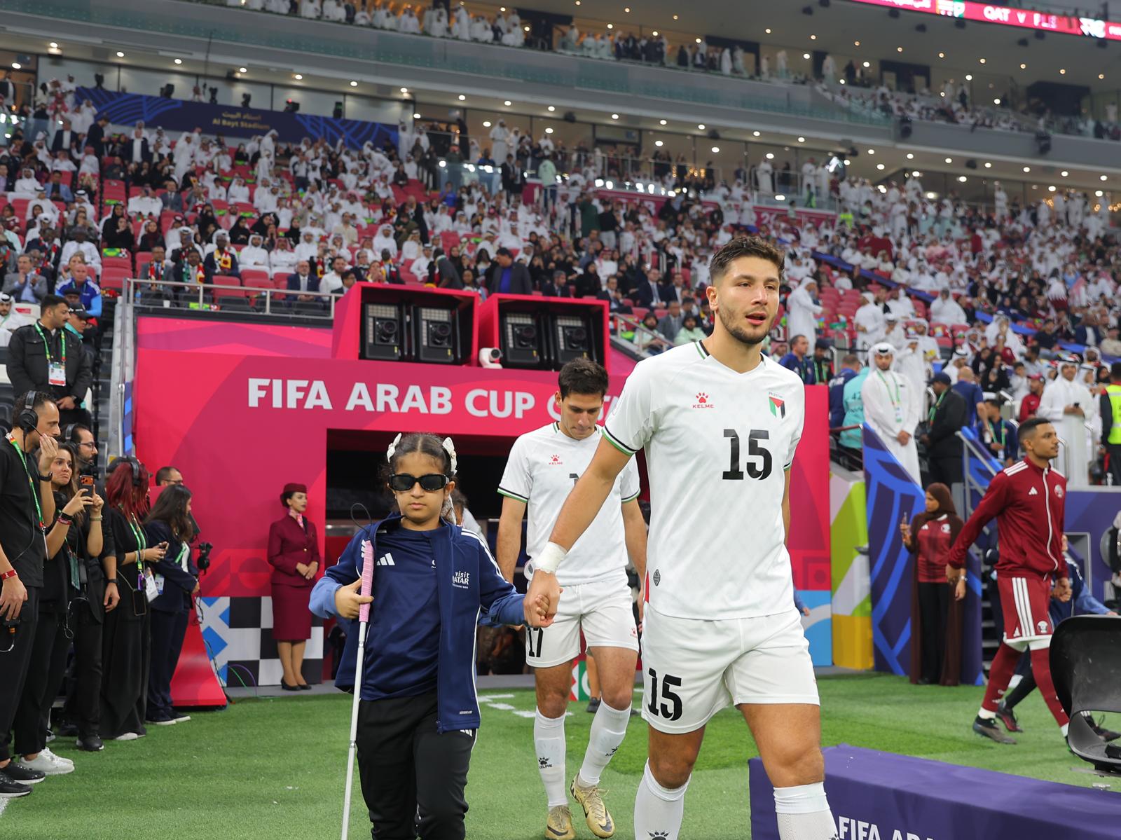 أطفال من ذوي الإعاقة برفقة اللاعبين.