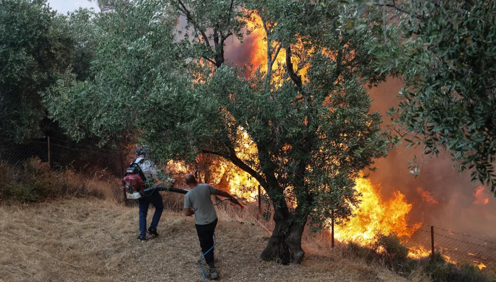 الحرائق تُشعل اليونان... وإجلاء نحو 8 آلاف شخص من جزيرة كريت