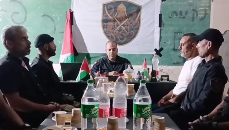 قائد جيش الدفاع الشعبي رامي حلاس يقرأ بياناً، (جيش الدفاع الشعبي/فايسبوك).