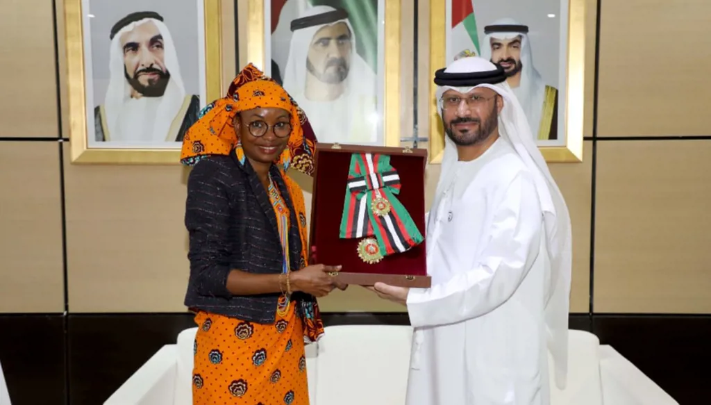 منح رئيسة رابطة النساء والشعوب الأصلية في تشاد "وسام زايد الثاني"